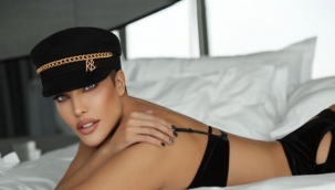 "Instagram'ı kapatıp gidiyorum" diyen Deniz Akkaya çırılçıplak pozunu paylaştı