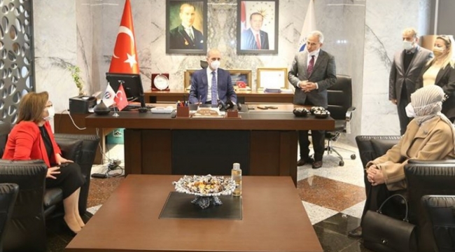 Cemal Enginyurt'tan o görüntüye tepki: Rektör ayakta 'dikiliyor', Numan Kurtulmuş koltukta