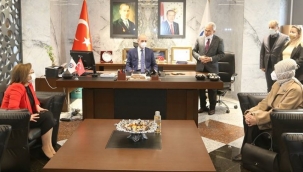 Cemal Enginyurt'tan o görüntüye tepki: Rektör ayakta 'dikiliyor', Numan Kurtulmuş koltukta