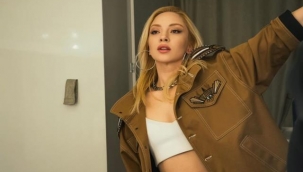 Genç şarkıcı Ece Seçkin, saçlarını mor renge boyattı