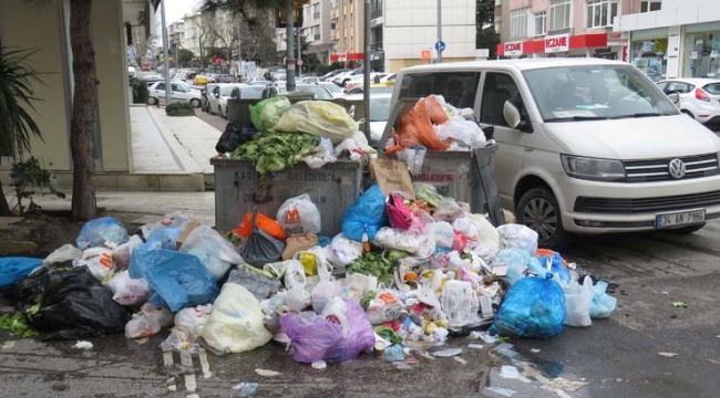 Kadıköy'de belediye işçileri greve girdiği için sokaklar çöp doldu