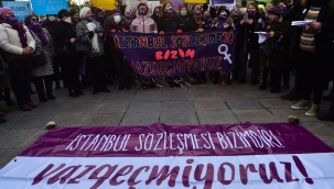 BAKIRKÖY'DE KADINLARDAN 'İSTANBUL SÖZLEŞMESİNİN İPTALİ' PROTESTOSU