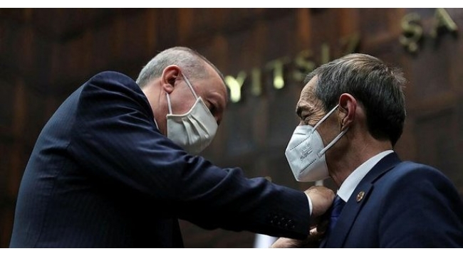 Başkan Erdoğan CHP'den ayrılıp AK Parti'ye katılan Nejat Önder'e rozet taktı