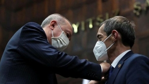 Başkan Erdoğan CHP'den ayrılıp AK Parti'ye katılan Nejat Önder'e rozet taktı