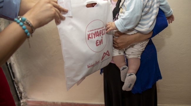 Mersin Büyükşehir Belediyesi, çocukların bayram kıyafetlerini evlerine kadar götürdü