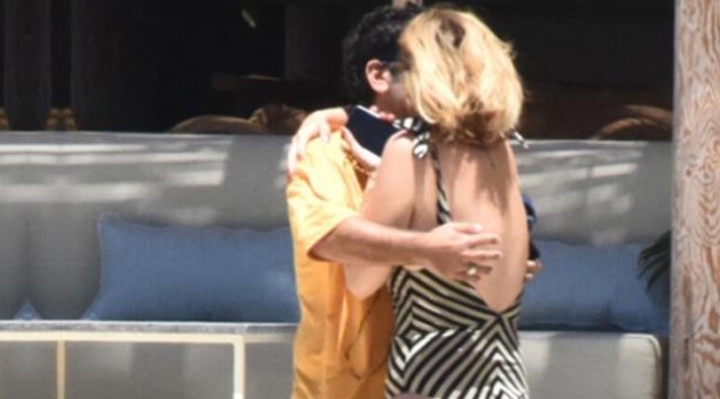 Aşka gelen Ceyda Düvenci, plajda eşi Bülent Şakrak'ı öpücüklere boğdu