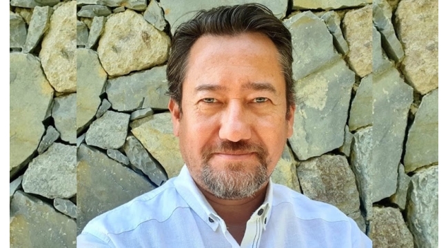 Gazeteci Akinan: Bir bakanın kardeşi Suriye'de sanayi tesislerini ve zeytin yağını yağmalıyor