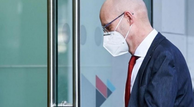 Sırasını beklemeden aşı olan belediye başkanı görevden alındı