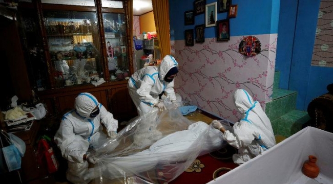 Koronavirüs Endonezya'yı alt üst etti, Hindistan'ı geçtiler! Ülkedeki sanatçılar tabut yapıyor