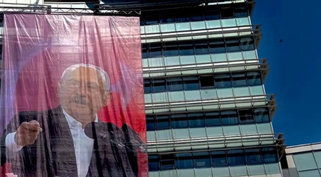 CHP Genel Merkezi'ne Erdoğan'ı kızdıracak pankart
