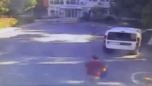 Bakırköy'de suç delili olan 2 şişe alkolü çaldılar