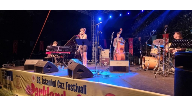 BEŞİKTAŞ'TA 'CAZ FESTİVALİ' SANATÇILAR PARKI'NDA VATANDAŞLARI COŞTURDU