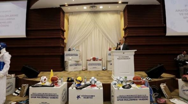 Küçükçekmece Belediyesi'nden 85 okul ve 87 amatör kulübe malzeme desteği