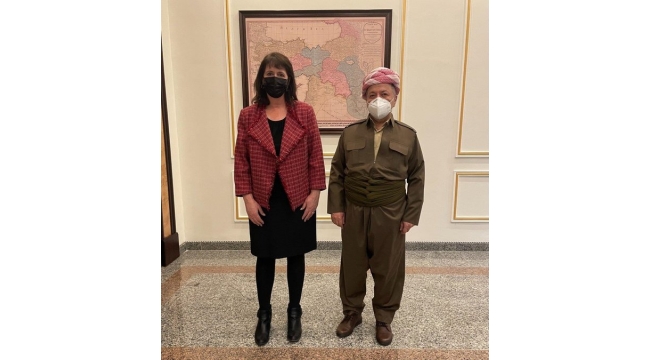 Mesud Barzani'den, Türkiye'nin bölündüğü haritanın önünde poz