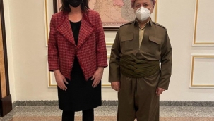 Mesud Barzani'den, Türkiye'nin bölündüğü haritanın önünde poz