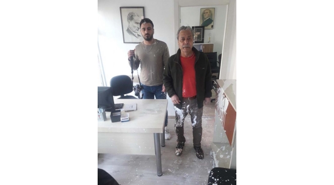 CHP'li gruptan Haberci Gazetesi'ne çirkin saldırı! Gazete binasına yumurta, bağlı boya ve yem attılar!