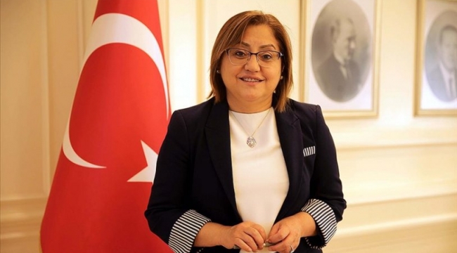 AKP'li büyükşehir belediyesinin dağıttığı 'ekmek fişleri', hiçbir yerde geçmiyor: 'Fatma Şahin artık şehrin sahibi gibi davranıyor'
