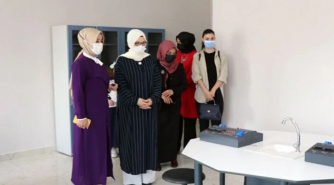 Diyanet İşleri Başkanı Ali Erbaş'ın eşi yine gündemde: Çantasını polis taşıyor