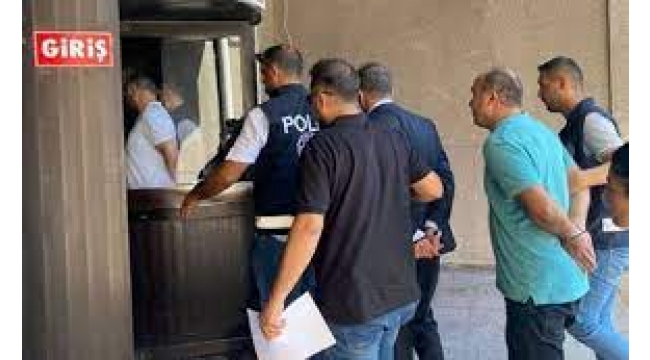 Basına 'Ünsal Ban' baskısı: Polis amiri, gazetecilerin odasını bastı