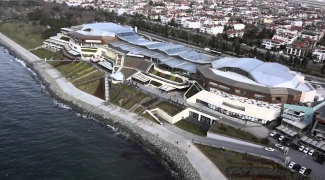 İBB mülkiyetindeki AVM'de kaçak yapı skandalı. Florya'daki İstanbul Akvaryum ünvanlı AQUA Florya Alışveriş Merkezi'nde basit tadilat kaçak yapıya dönüştü. İBB izin verdi ortaya bu görüntü çıktı 