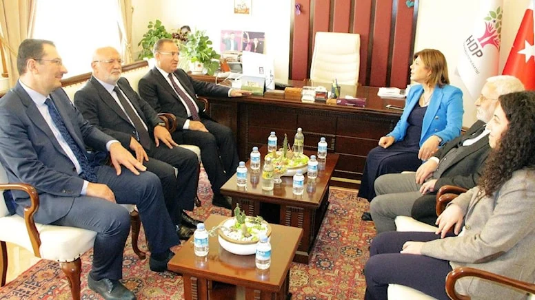 AK Parti altılı masaya söylerken, kendi HDP Ziyaret etti! Cumhur İttifakı'nda 'HDP' çatlağı