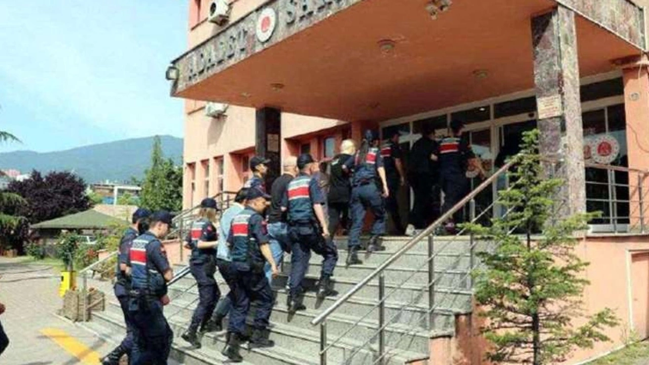 FETÖ üyelerini yurtdışına kaçıranlara operasyon: 13 gözaltı