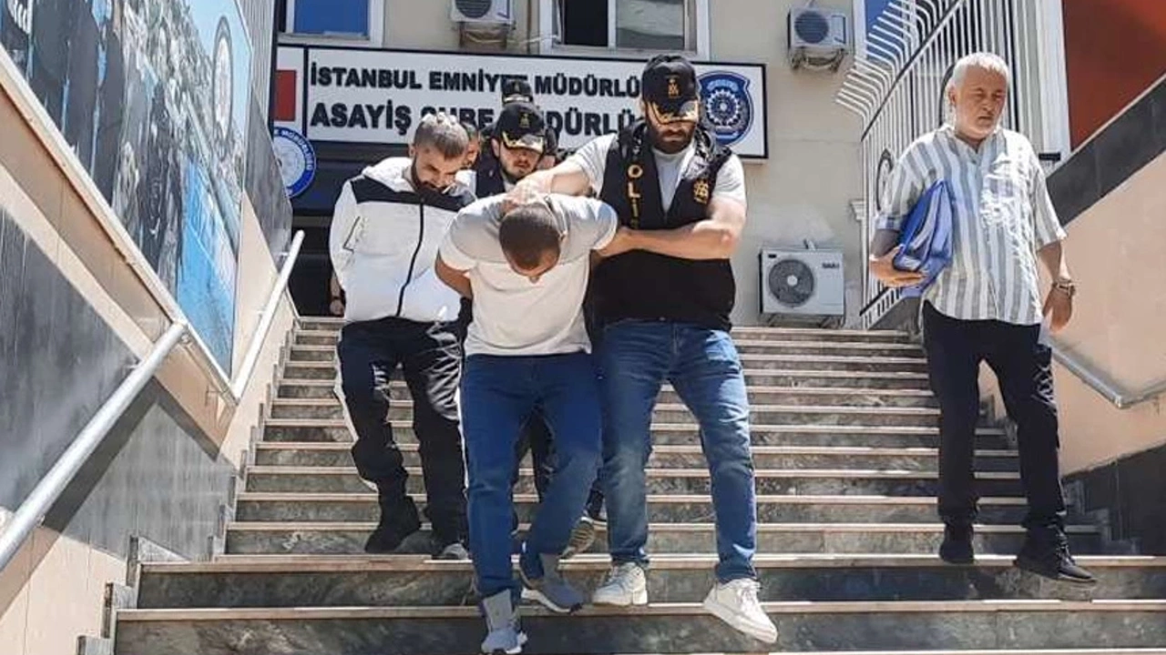 Sahte 'polis çetesi': Evlerinde telsiz, kelepçe, tepe lambası çıktı