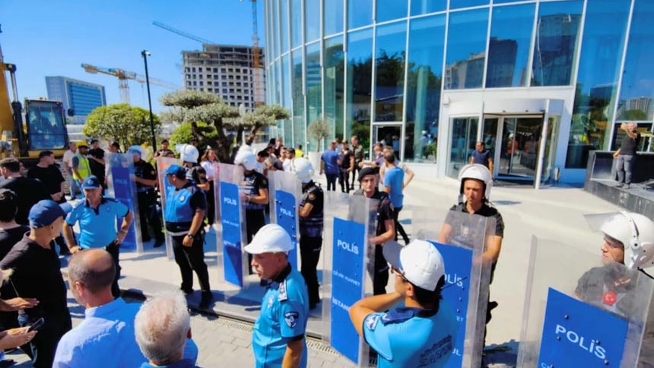 İBB'nin 'kaçak yapı' yıkımına polis müdahalesi