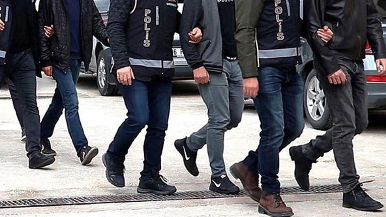 Bebeğin karnına uyuşturucu sakladılar