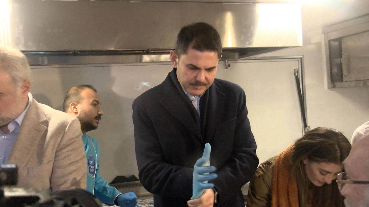 Murat Kurum seçim çalışmasına çorba dağıtarak başladı