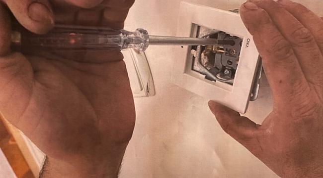 Masaj salonlarına fuhuş baskını: Prize gizli kamera yerleştirmişler