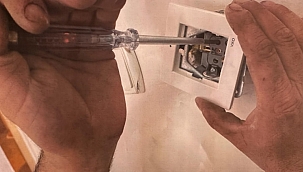 Masaj salonlarına fuhuş baskını: Prize gizli kamera yerleştirmişler