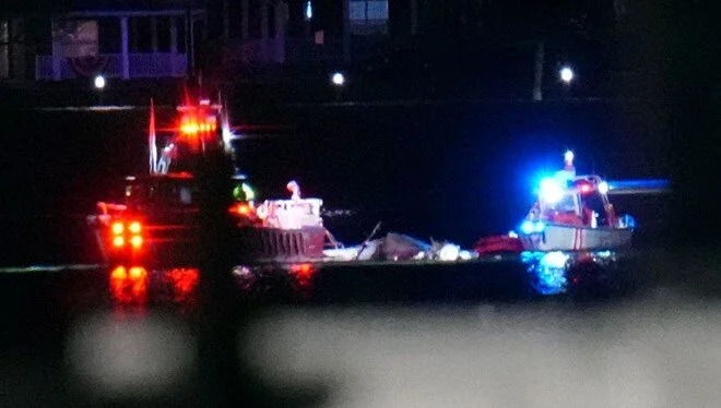 ABD'de helikopter ile çarpışan yolcu uçağı nehre düştü: 18 kişinin cansız bedenine ulaşıldı