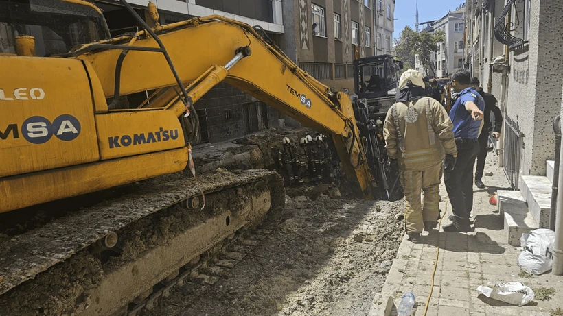 Bayrampaşa'da Yol Çöktü, 1 İşçi Mahsur Kaldı