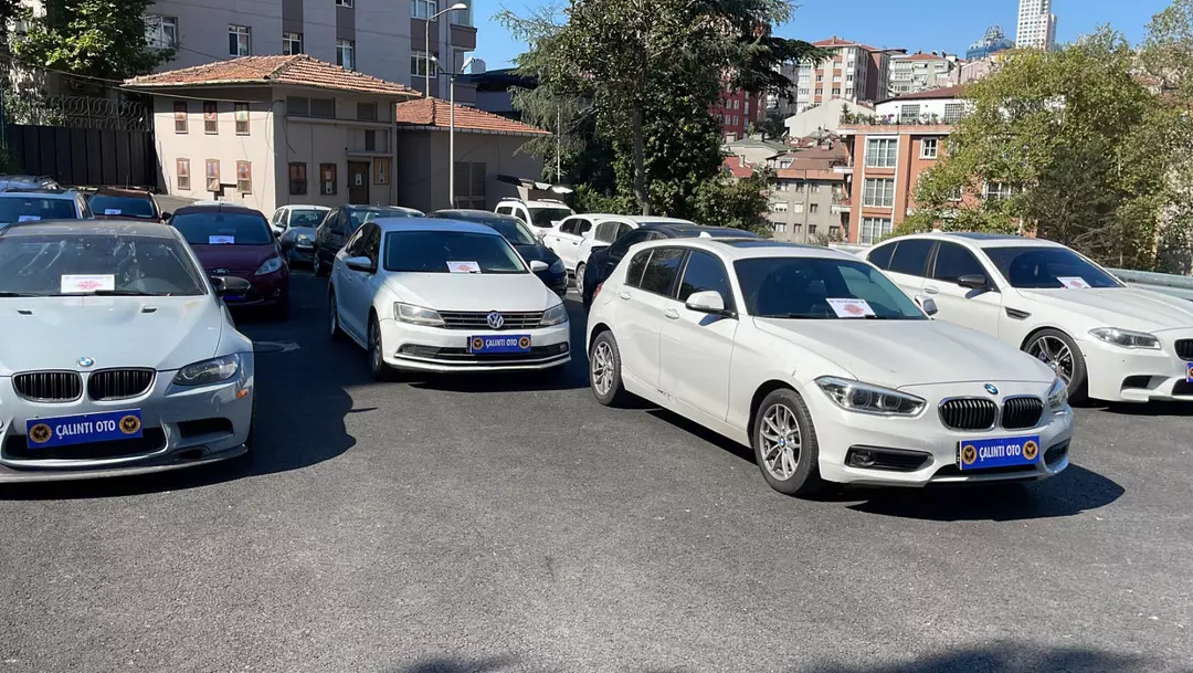 Ele geçirilen araçlar böyle sergilendi! İstanbul'da milyonlarca liralık 'otomobil' vurgunu: İstanbul Emniyet Müdürlüğü düğmeye bastı