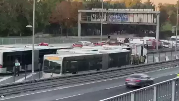 Zeytinburnu'nda metrobüs yangını 