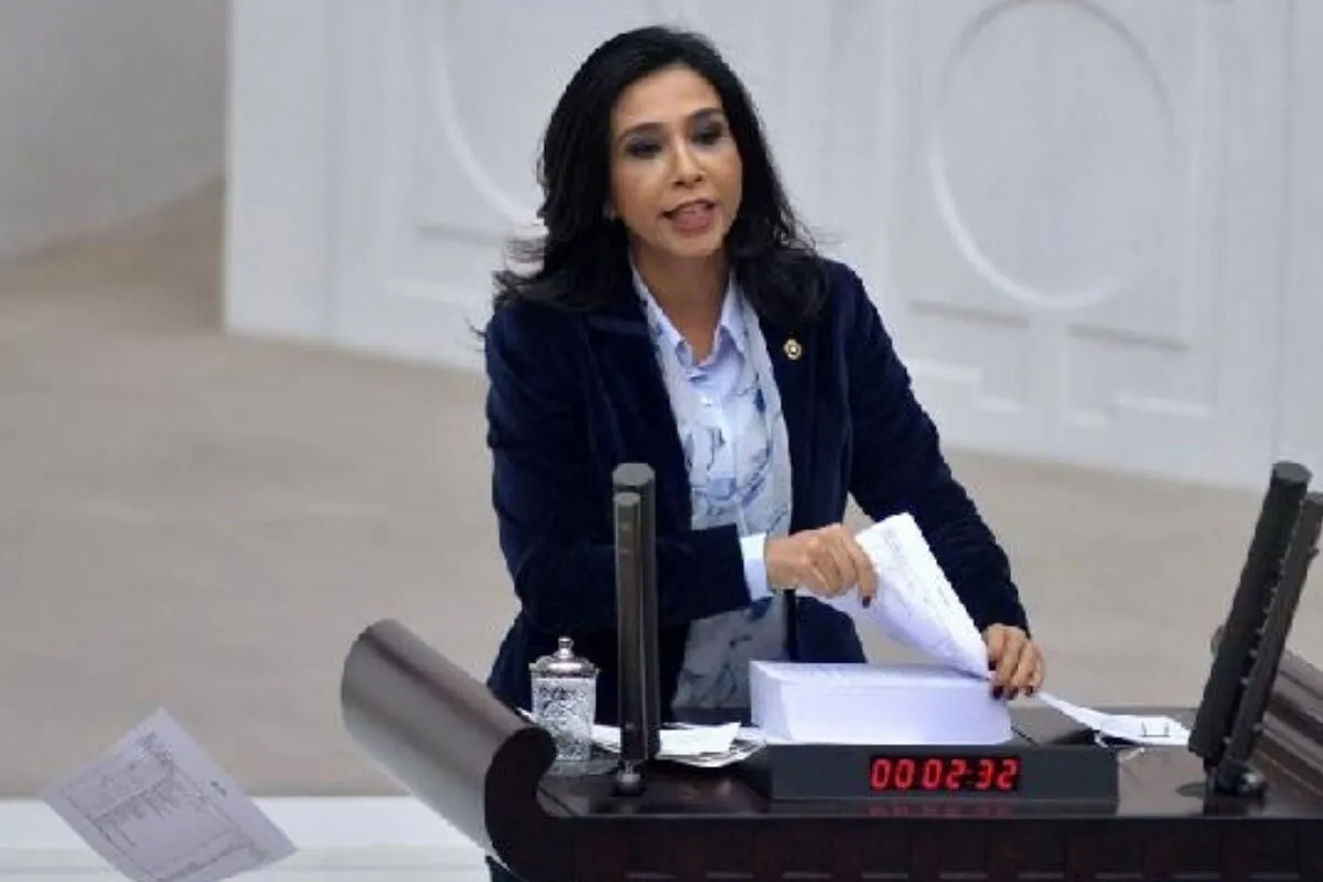 Eski CHP milletvekili yüksek mimar Gülay Yedekci 10 yıl önce boşandığı eşinden tehdit aldığı için savcılığa başvurdu