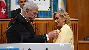 İpek Özkal Sayan İYİ Parti’ye geçti: Rozetini Dervişoğlu taktı