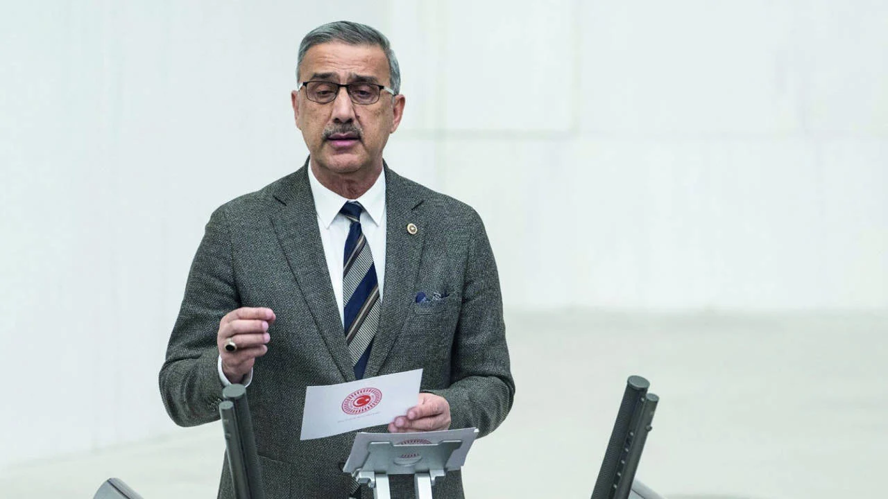 Bütçe görüşmelerinde tartışma: Çift maaşlı vekil halinden memnun