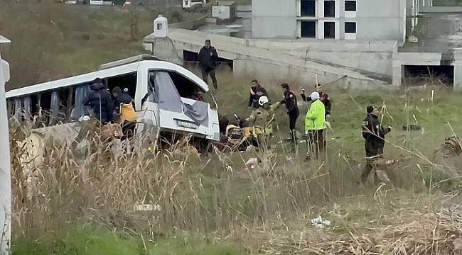 Esenyurt'ta servis aracı şarampole yuvarlandı. 