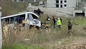 Esenyurt'ta servis aracı şarampole yuvarlandı. 