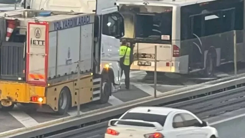 İstanbul'da Metrobüste Yangın Çıktı