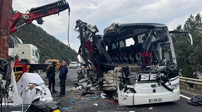 Osmaniye'de SEÇ Turizm'e ait yolcu otobüsü TIR'a çarptı: Can kaybı ve yaralılar var