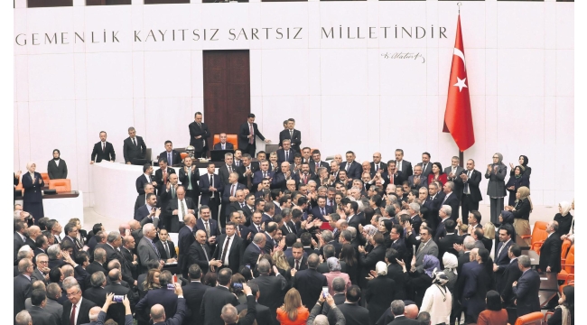 CHP'nin ikiyüzlü siyaseti: Kürsüde yumruk kuliste tebrik