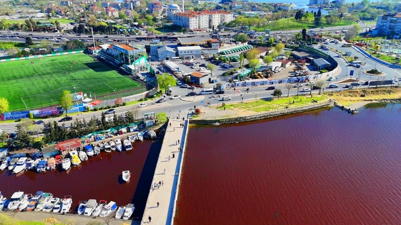 Küçükçekmece Gölü Kırmızıya Büründü