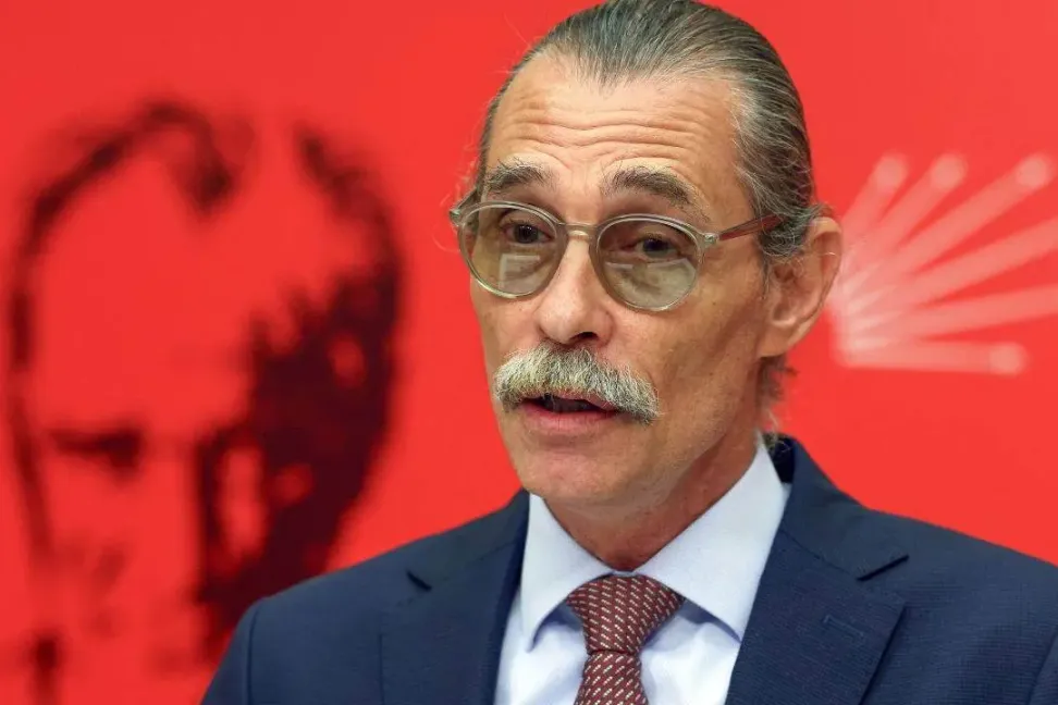 Erdal Beşikçioğlu ""Bana 'Anneni mi seviyorsun, babanı mı?' diye soruyorlar" Ben Ailemi seviyorum diyerek CHP'de kaldı!.
